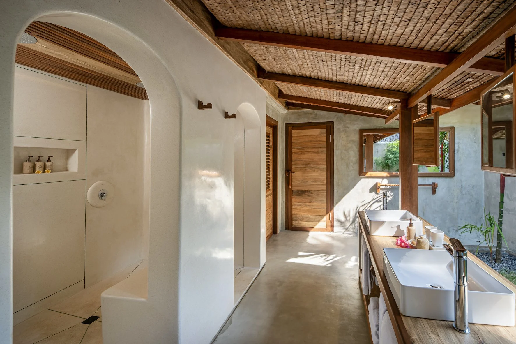 Coral Eye_Pool Villa_Double Shower.jpg