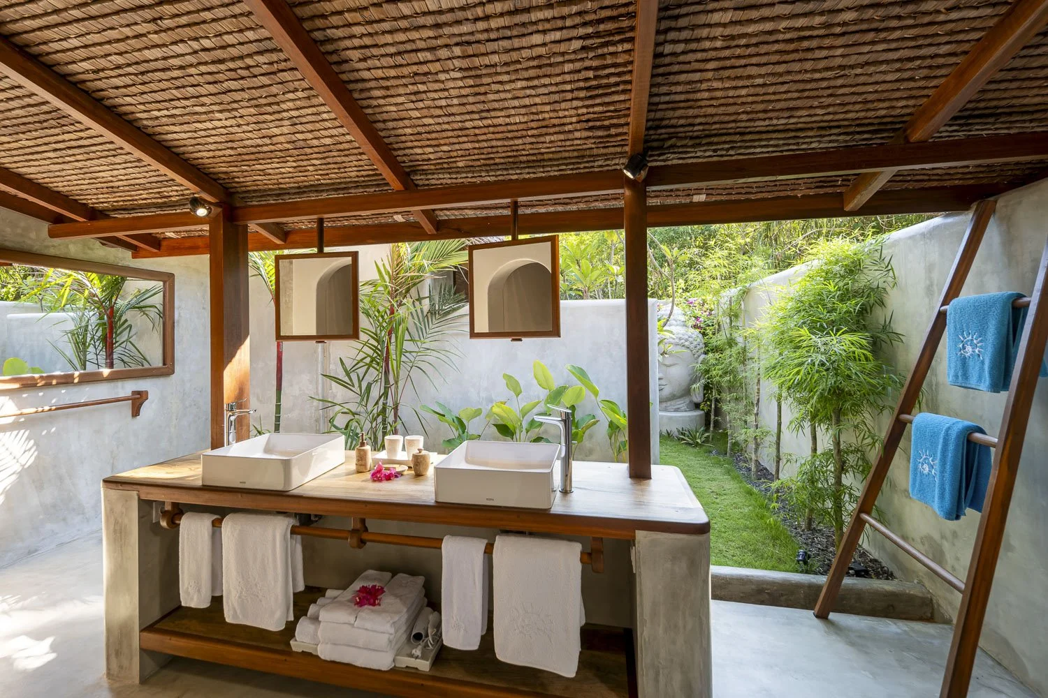 Coral Eye_Openair bathroom Villa.jpg