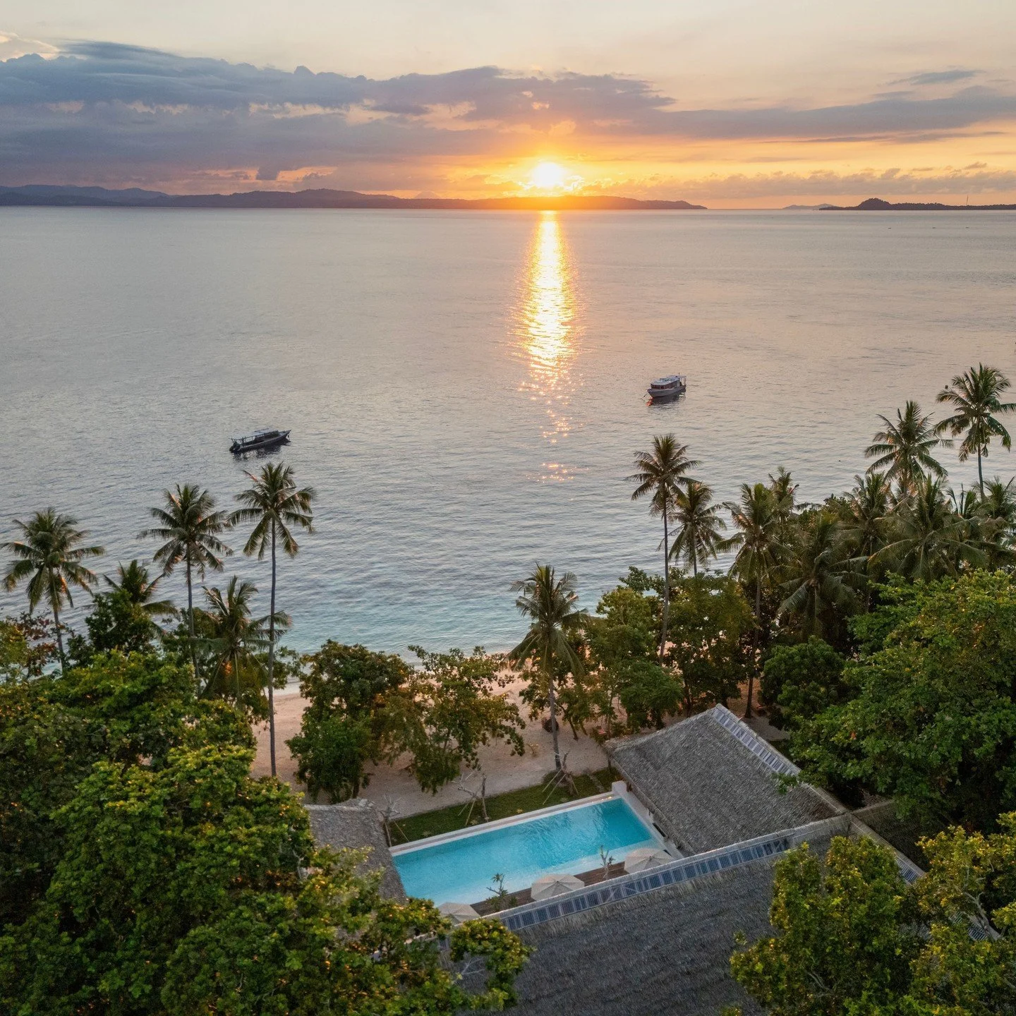 Sunset feels🌅⁠
Golden light over the ocean, palm trees swaying, and the pool quietly tucked into the island...a moment where everything slows down and just feels right✨️⁠
⁠
#Coraleye #northsulawesi #bangkaisland #dive #scuba #islandlife #adventure #