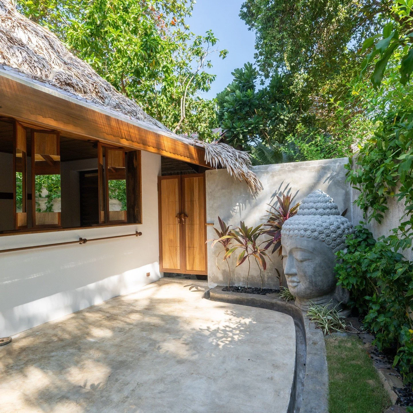 This is what staying close to the ocean really feels like 🌊⁠
⁠
At Coral Eye, the beach villas are made for slow mornings, salty air, and days that unfold naturally🌿⁠
⁠
#Coraleye #northsulawesi #bangkaisland #dive #scuba #islandlife #adventure #trav