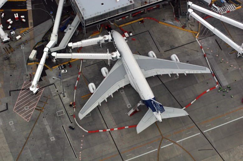A380 Airbridge Melbourne (ID 2704).jpg