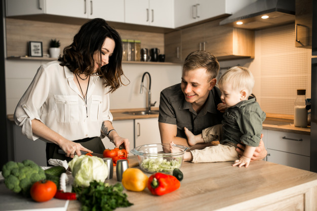 famiglia-cibo-obesità.jpg