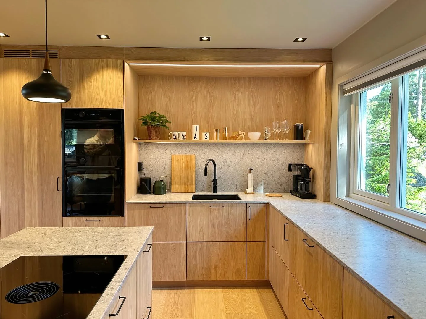 Totaloppussing av enebolig p&aring; Ljan. Ny gjennomtenkt planl&oslash;sning gjorde at huset fikk en helhetlig og funksjonell bruk. Med &aring; snu trappen og &aring;pne opp noen vegger fikk vi et stort flott inngangsparti med walk-in garderobe, nytt