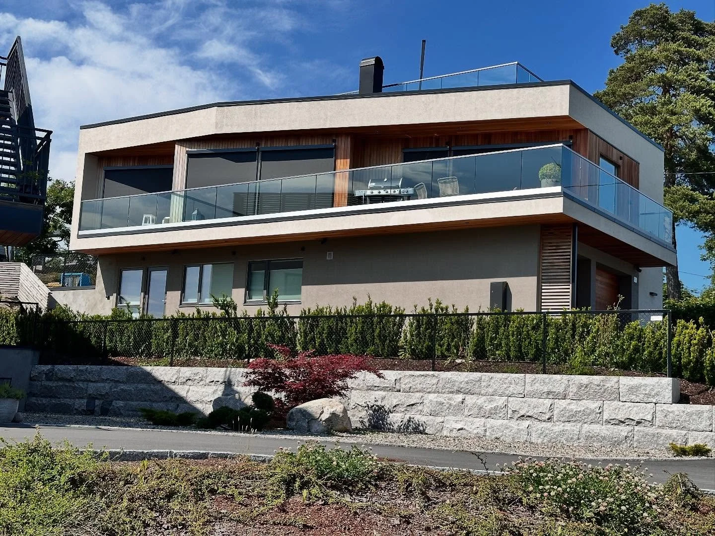 Liker linjene.. og kombinasjonen pusset mur og sedertre😍