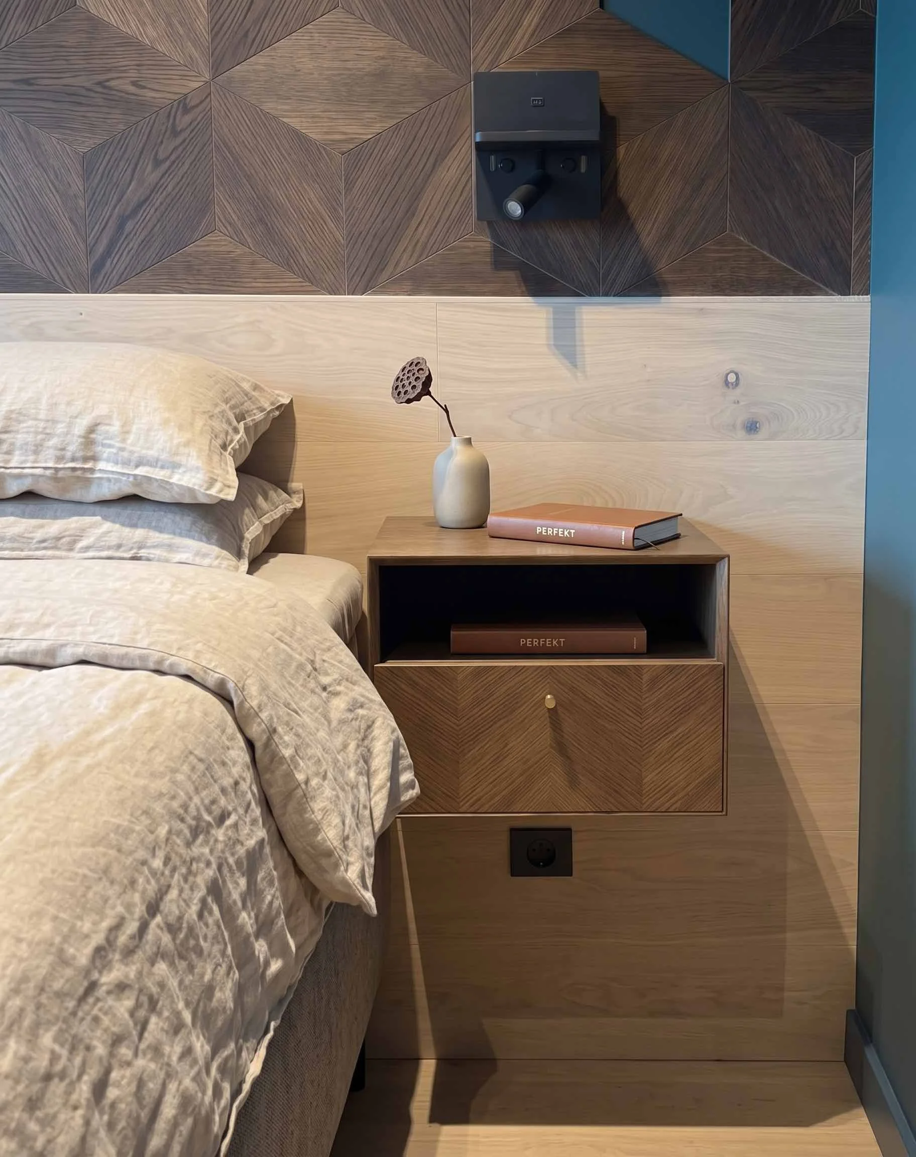 Hovedsoverom 3 nattbord trewerk sengegavel nyerom interiørarkitekt.jpeg
