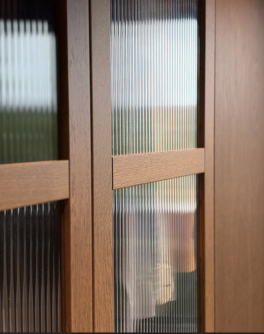 Hovedsoverom 4 garderobeskap rilleglass interiørarkitekt nordre Follo.jpg