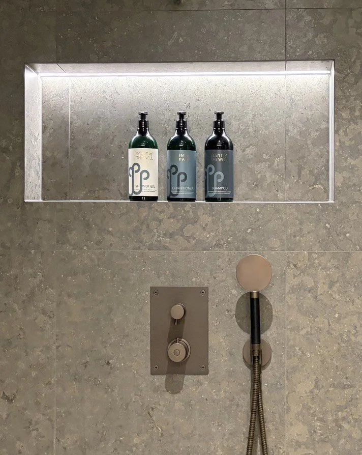 Hovedbad 6 nisje i dusj med ledlys the well arkitekt nyerom.jpg