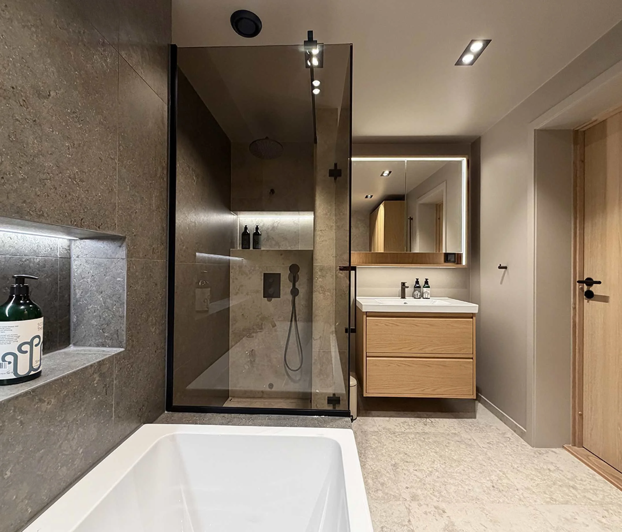 4 badekar nisje inr bronze glass eikedør.jpg