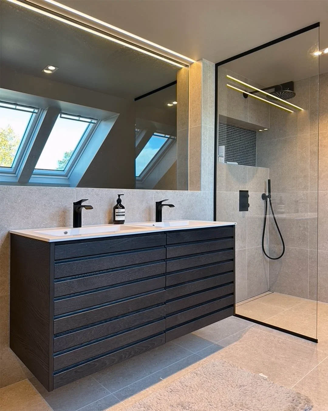 Designbad mørk innredning inr dusjvegg nyerom interiørarkitekt frogn.jpg