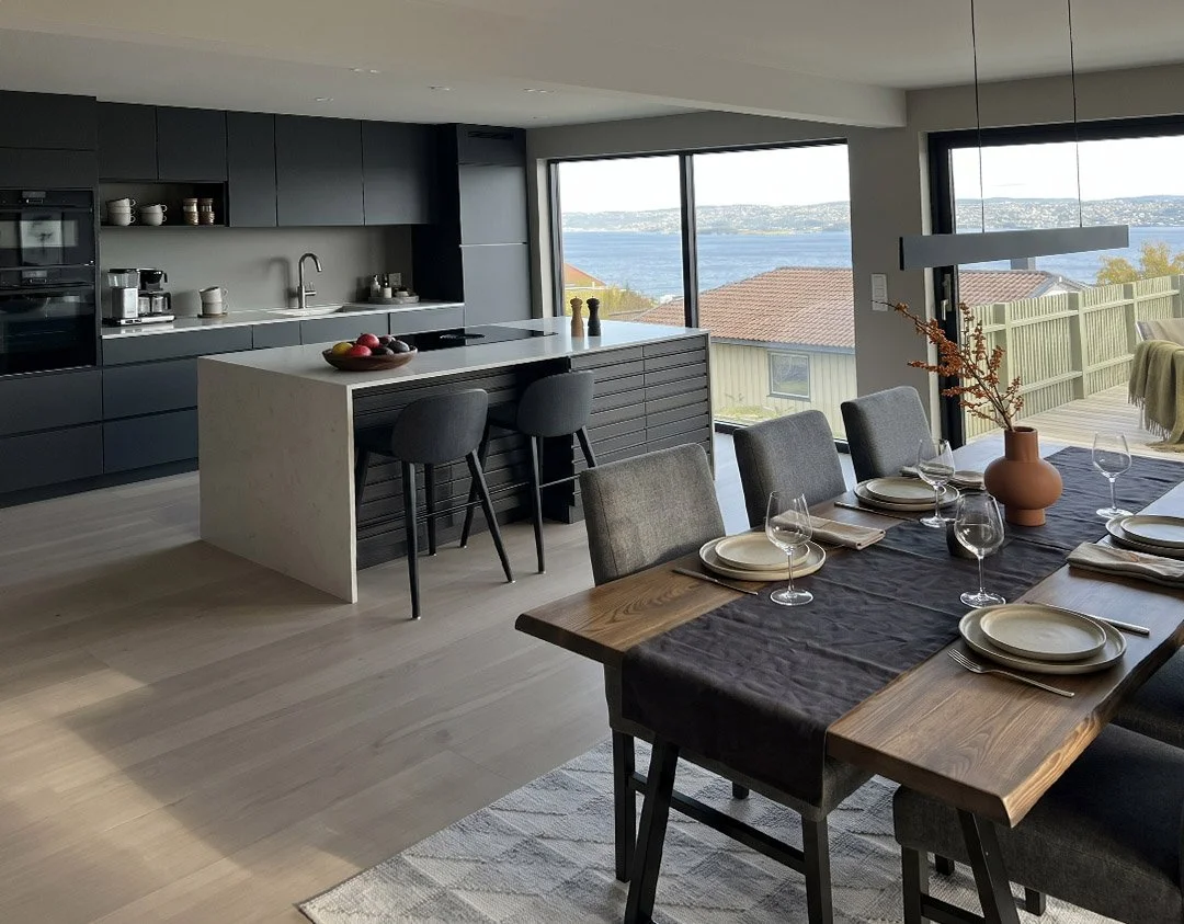 Svart designkjøkken med kjøkkenøy nyerom interiørarkitekt nesodden.jpg