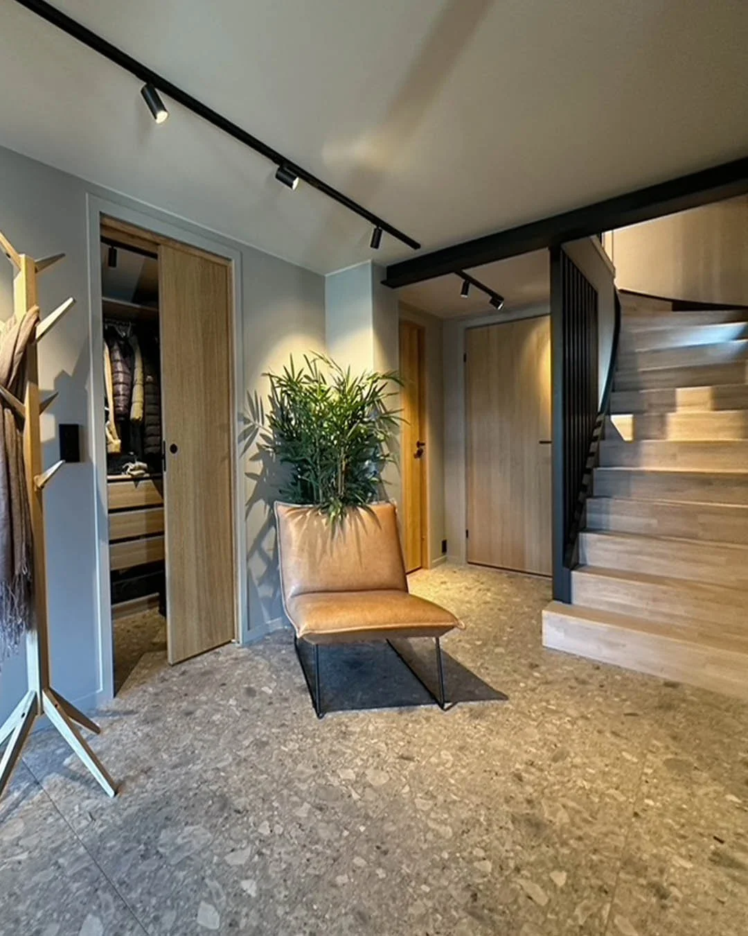 Inngangshall med walk in garderobe og eiektrapp med spilevegg arkitekt oslo nyerom.jpg