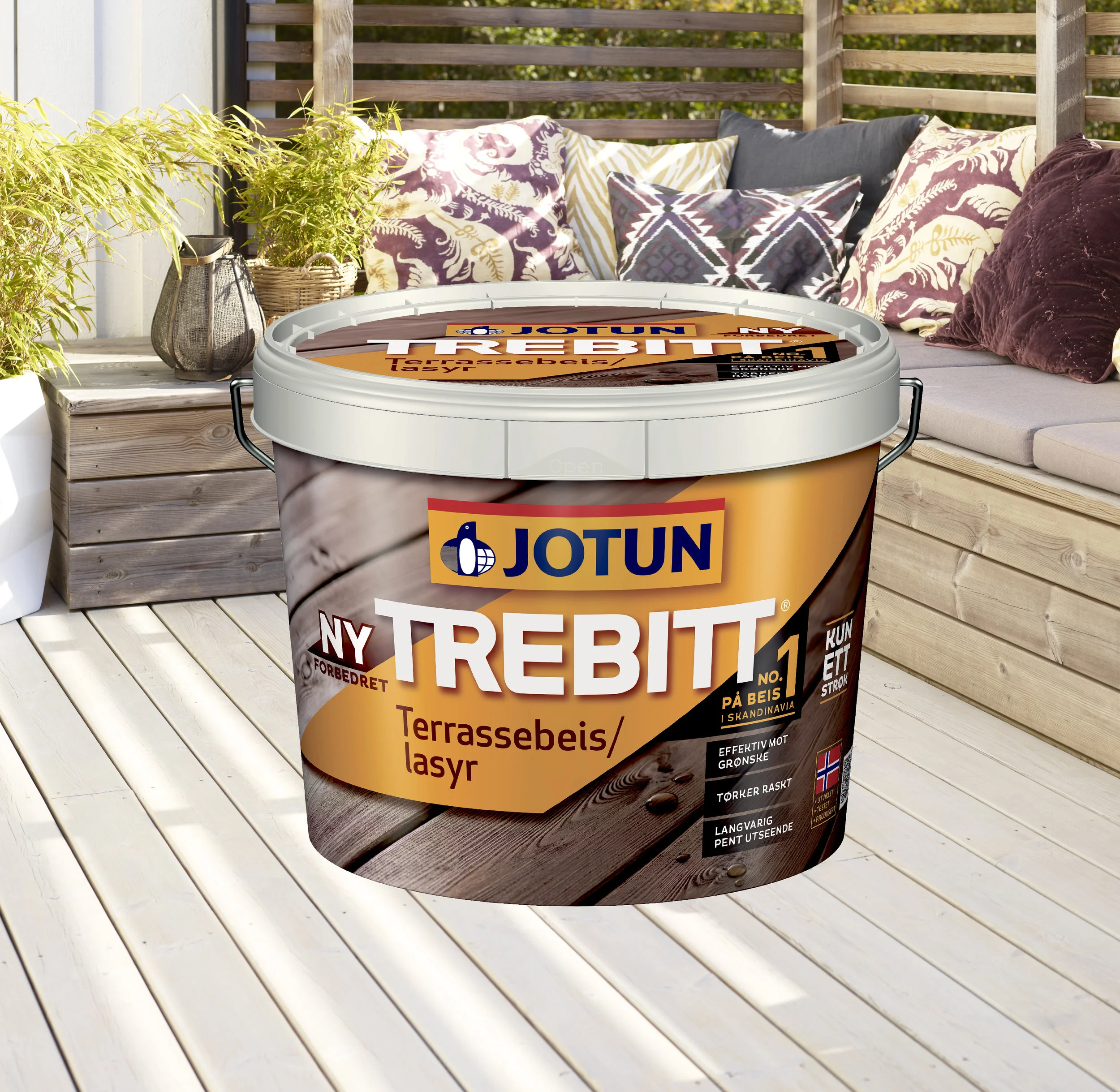 Beskytter terrassen mot solens skadelige UV-stråler og fremhever og bevarer den naturlig trestrukturen. TREBITT Terrassebeis gir en vakker, matt og slitesterk overflate.