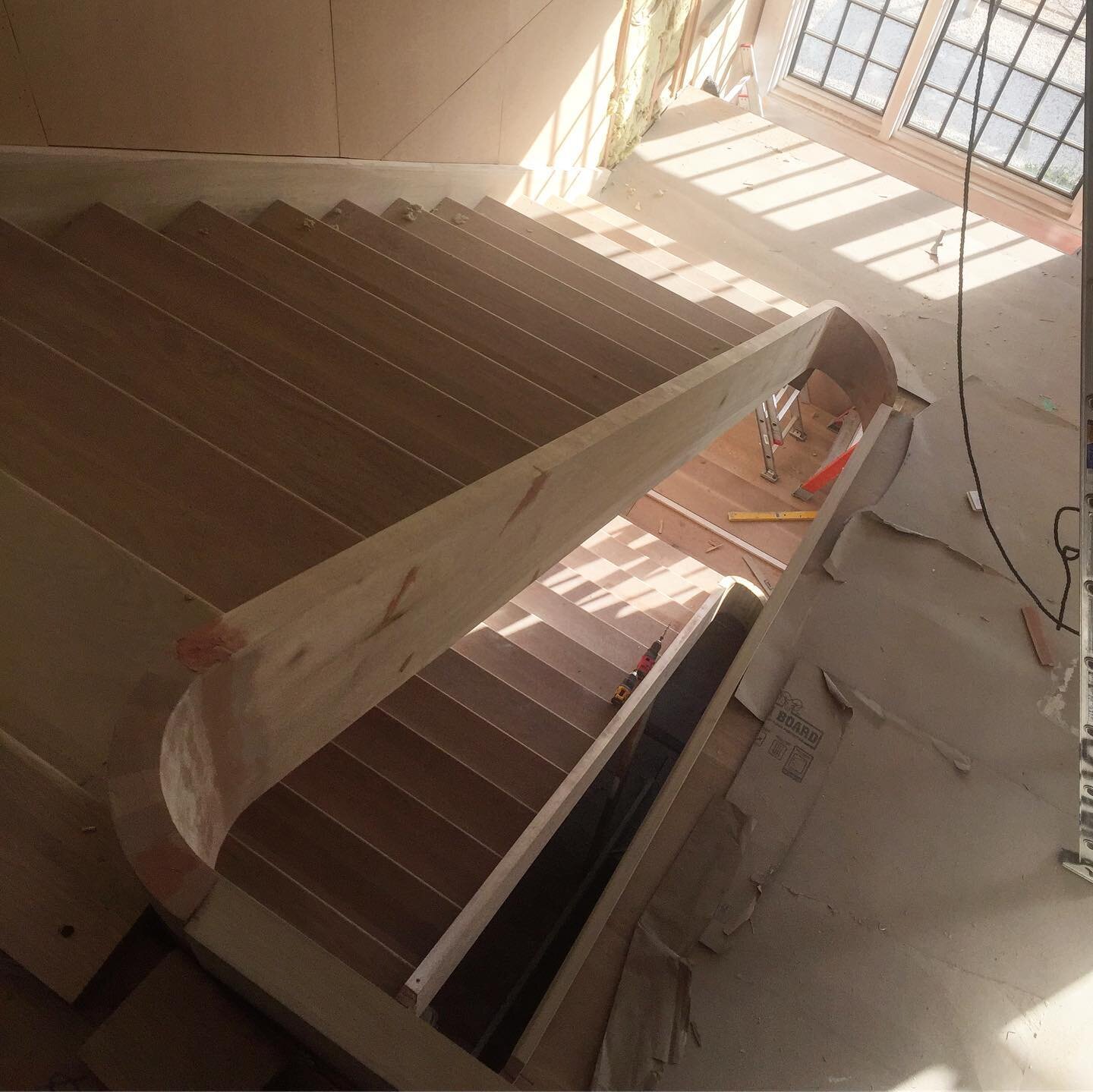 Shaping the staircase @quimbylane 

#quimbylane #builder @houseworks_ny #renovation #houseextension #housemoving #newbasement #bridgehampton #oceanroad #staircase 
#sagharbor #easthampton #amagansett #coastalliving