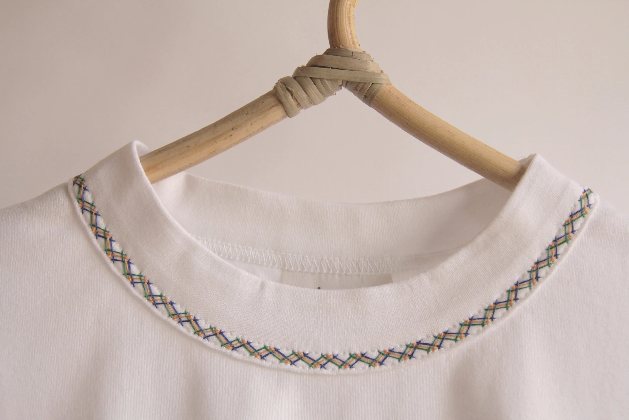 IAZ organic cotton T-shirt with Amalur embroidery-Detail