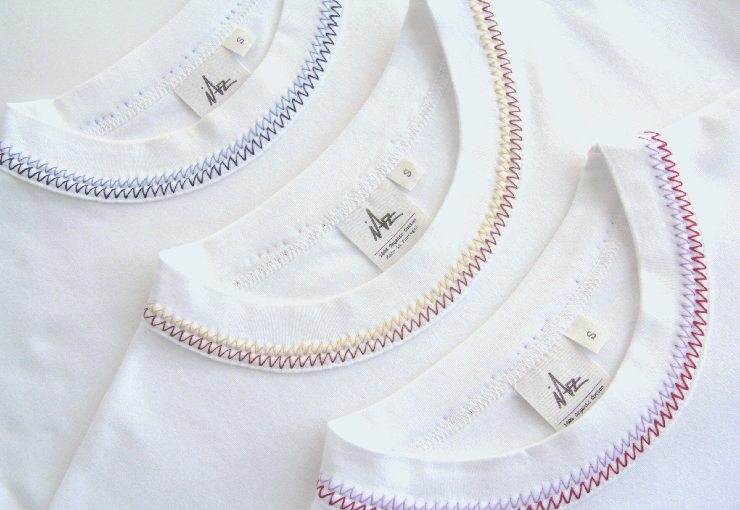 Hand-embroidery-White sustainable organic cotton t-shirt/IAZ1