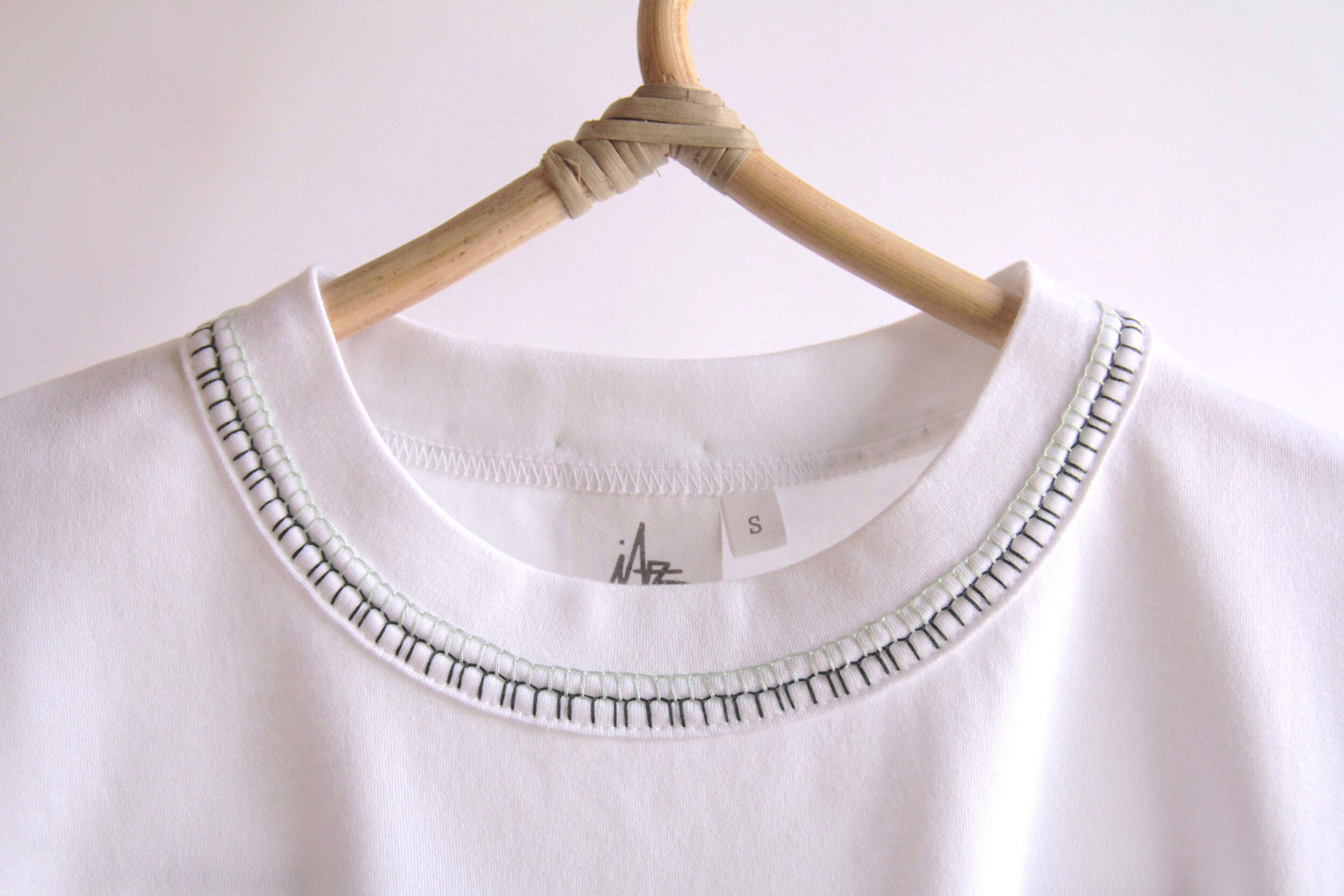 Mari emerald-Sustainable organic cotton hand-embroidered t-shirt
