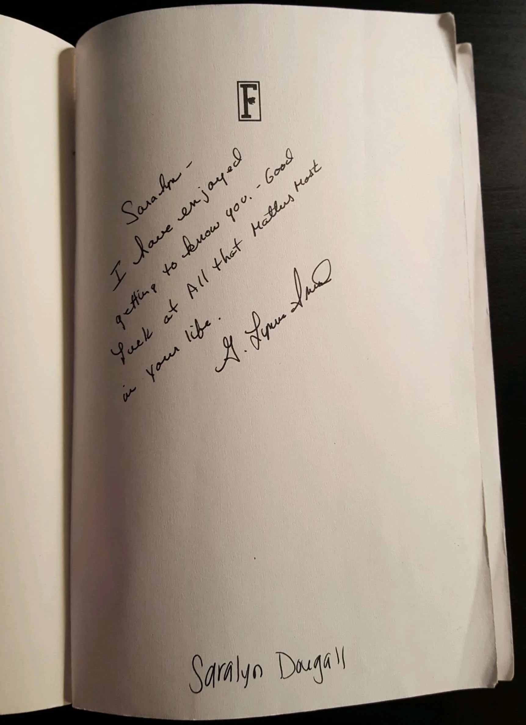 Livre avec des marques d'écriture