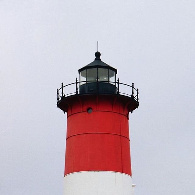 Today&rsquo;s photo of the day comes in from @momentsbyash and we 💕 it! You don&rsquo;t need to see the entire light to know which it is!