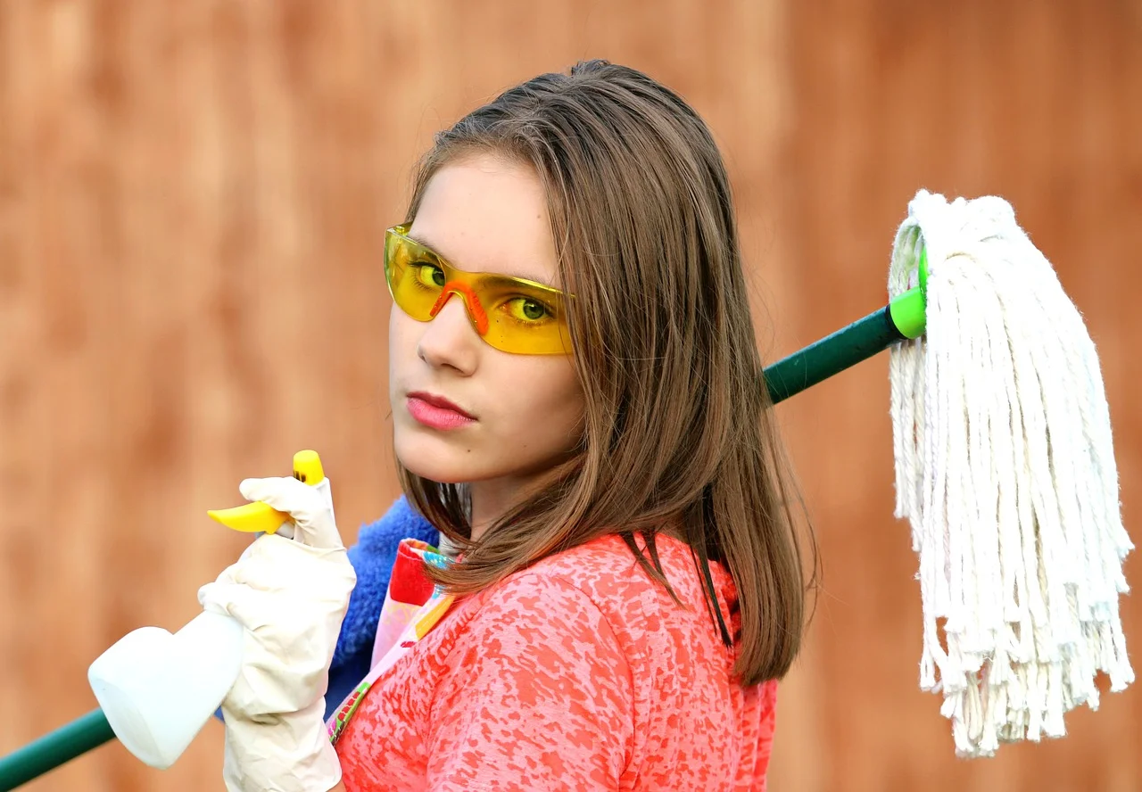 many safety experts recommend wearing eye protection when working with cleaning products such as bleach