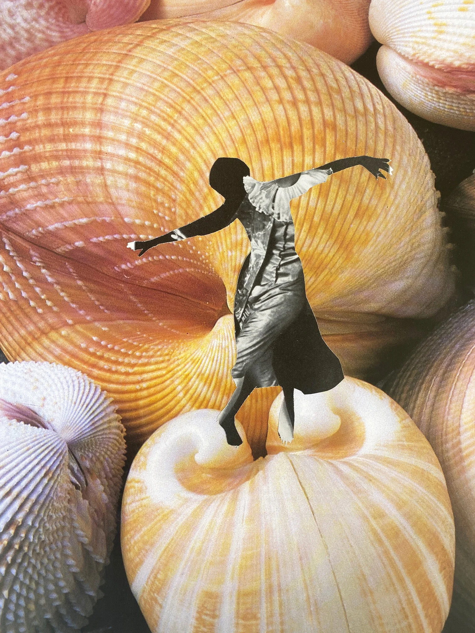 ‘Dancing on shells’, unique paper collage, 24,5 x 34,5 cm, 2020