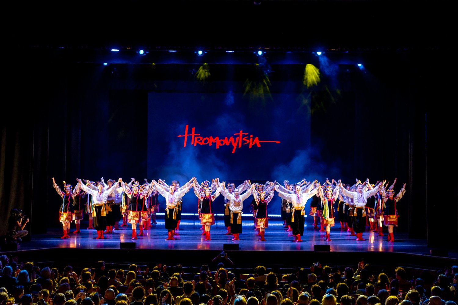 Hromovytsia ensemble taking a bow before the audience