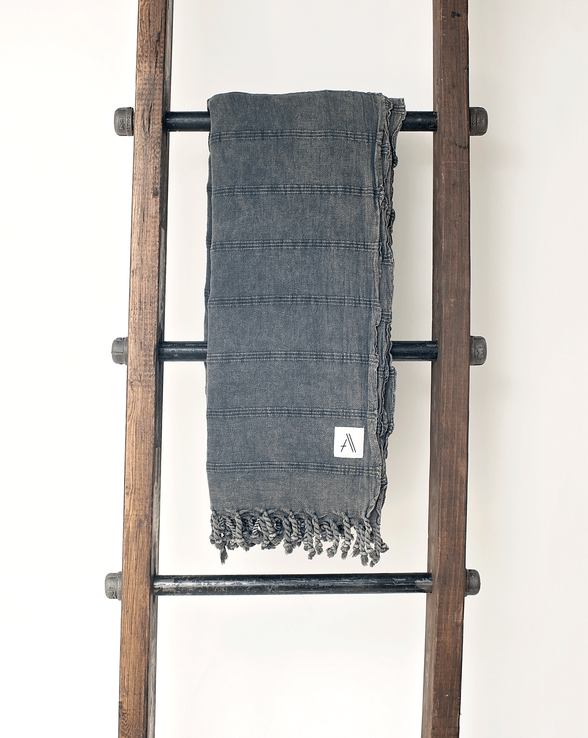 TUR113-stone-blanket-black---3.gif