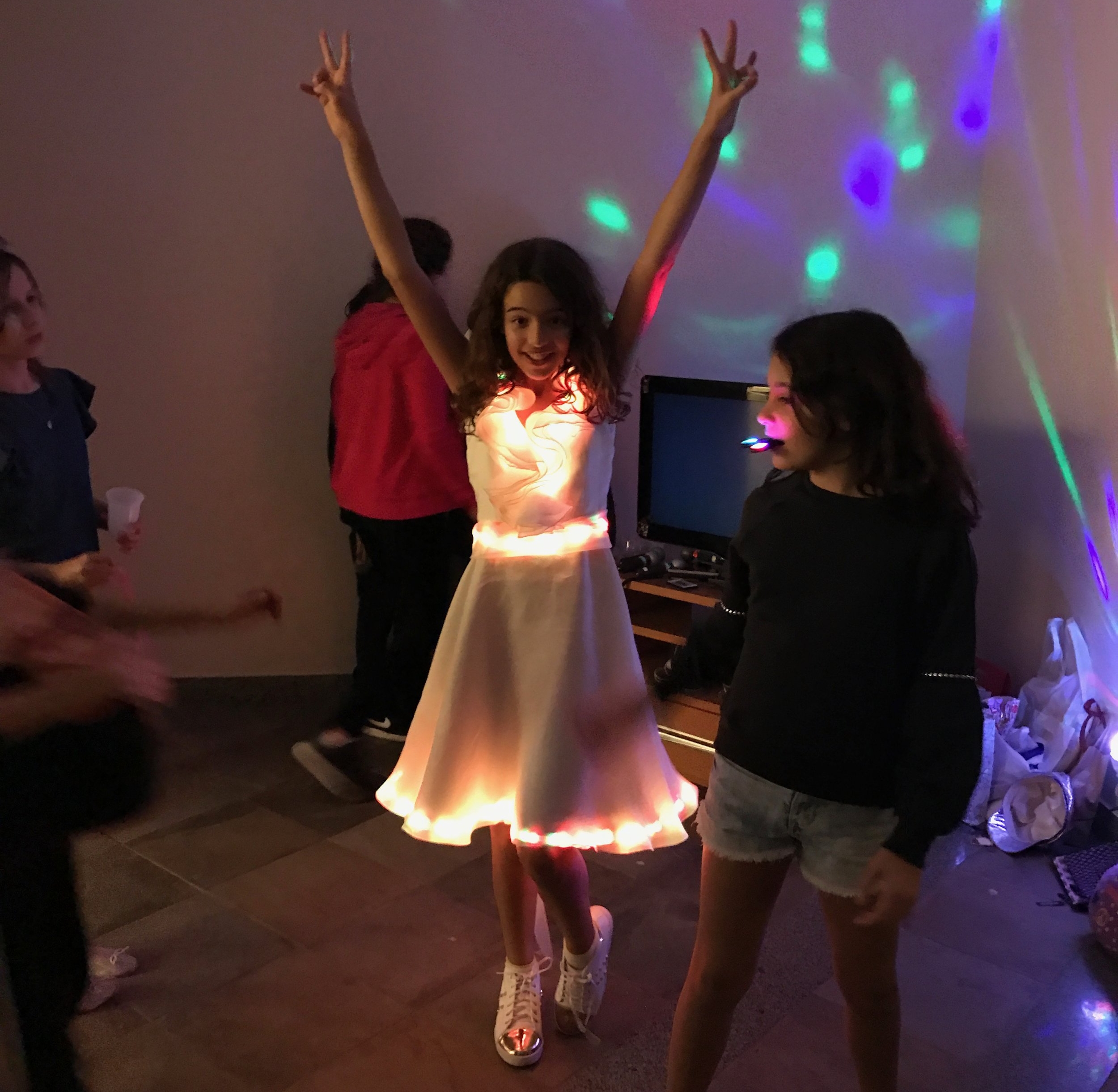 ROUPAS COM LED - Feito com fita de LED, os alunos decoram um vestido, camiseta ou outra roupa, acendendo em diversas cores. Os alunos levam a roupa para casa.
