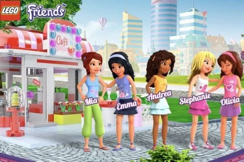 ... mas este anúncio atual da linha LEGO Friends mostra como tudo ficou rosa e roxo (conhecido como rosa escuro), com as amigas fazendo fofoca, e raríssimos homens.