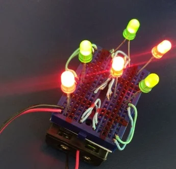 JOGO DA VELHA - Passatempo popular combinado com eletrônica aonde os alunos utilizam LED's para fazerem as jogadas. Os alunos levam o jogo para casa ao final da oficina.