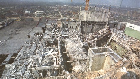 Chernobyl - O desastre de Chernobil foi um acidente nuclear catastrófico que ocorreu em 26 de abril de 1986 na central eléctrica da Usina Nuclear de Chernobil (então na República Socialista Soviética da Ucrânia). Uma explosão e um incêndio lançaram grandes quantidades de partículas radioativas na atmosfera, que se espalhou por boa parte da União Soviética e da Europa Ocidental. 