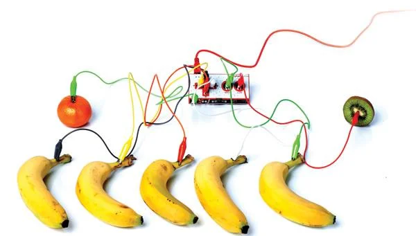 Makey Makey: Usando esta ferramenta conectada ao Scratch, por exemplo, é possível fazer um piano usando frutas (bananas, tomates e kiwis).