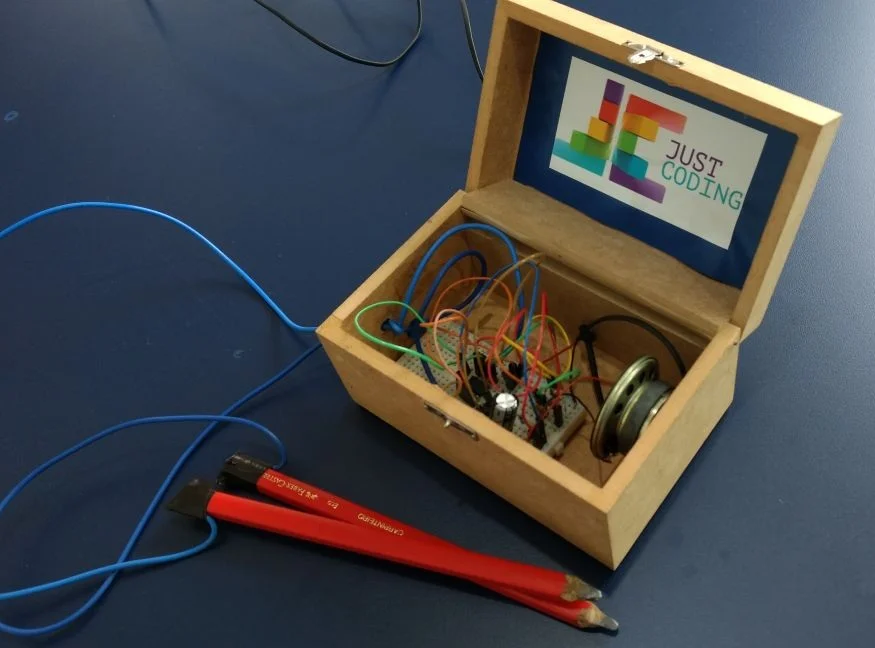 LÁPIS QUE CANTA - Projeto do Manual do Mundo, os alunos fazem um lápis que canta quando encontra com materiais condutores, como metal. OBS: Este projeto leva 2 horas para ser feito e requer conhecimentos básicos de eletrônica.