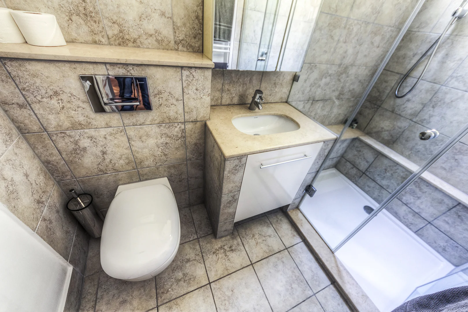 Apt13_bathroom2.jpg