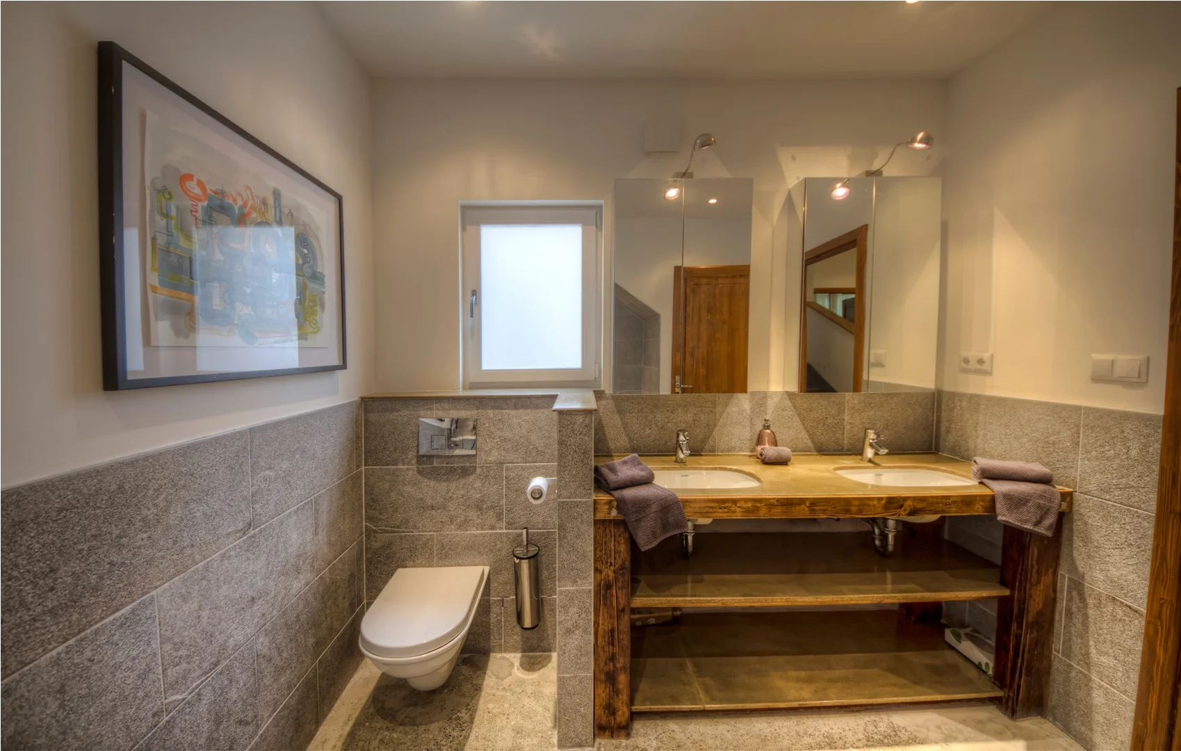 Apt23_bathroom2.jpg