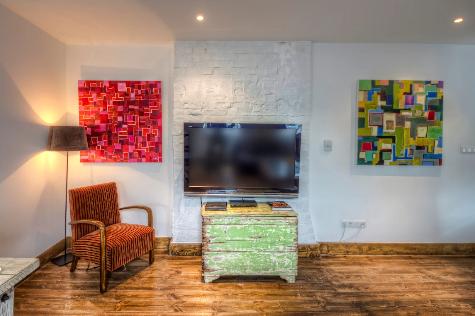 Apt23_livingroom1.jpg