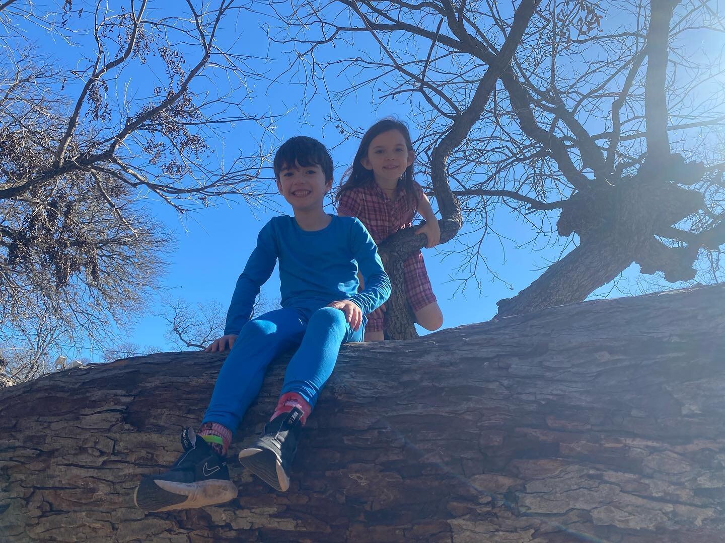 Happy Friday from our nature loving winter break camp kiddos! 
🌳🌞🌈🐒💚