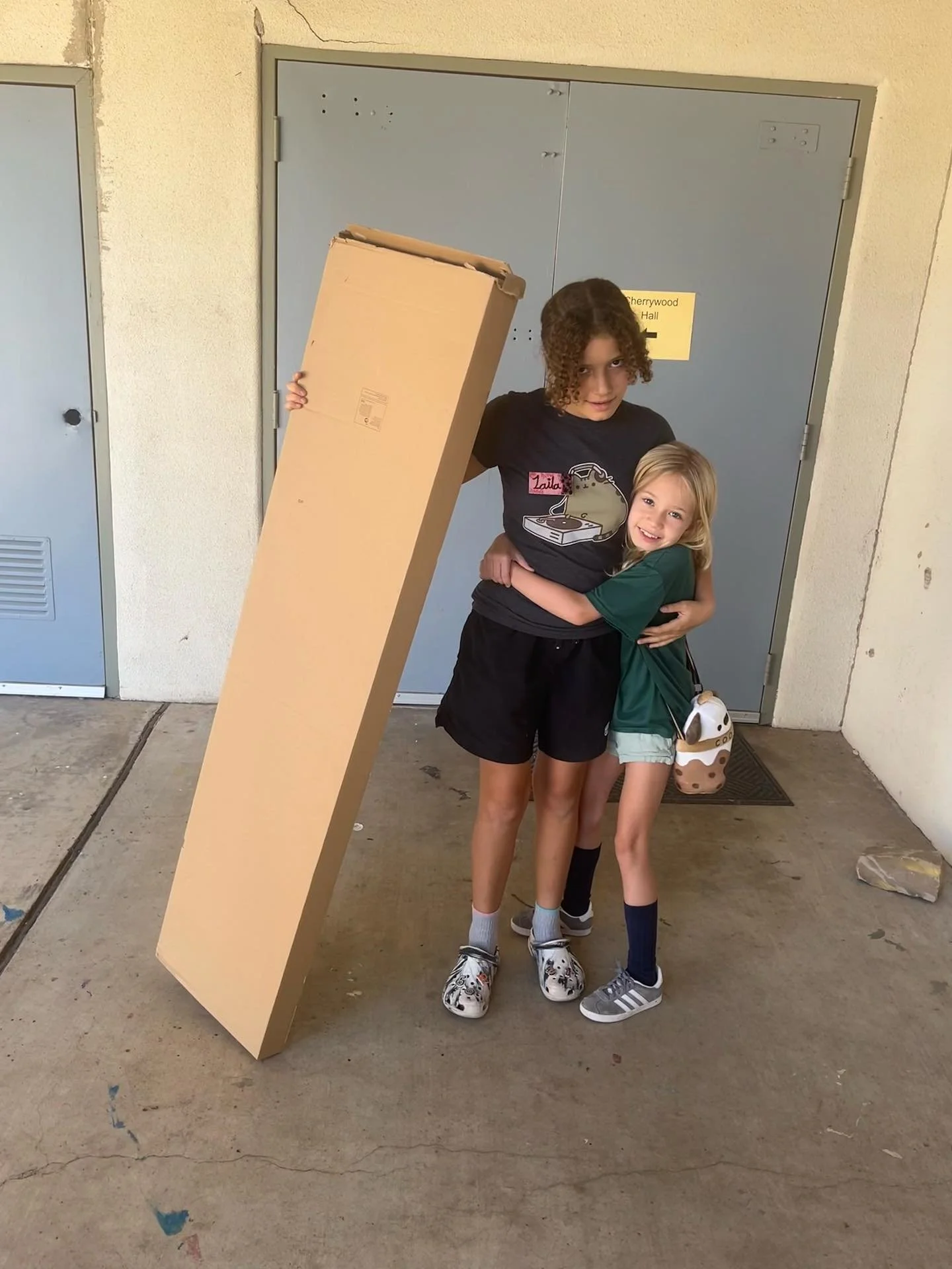 The first weekend workshop of the Cardboard Arcade went splendidly! 

Here are some photos of the participants: with their cardboard, working on ideas, making designs, and hanging out 

Special thanks to our friends @doubletrouble.atx for the delicio