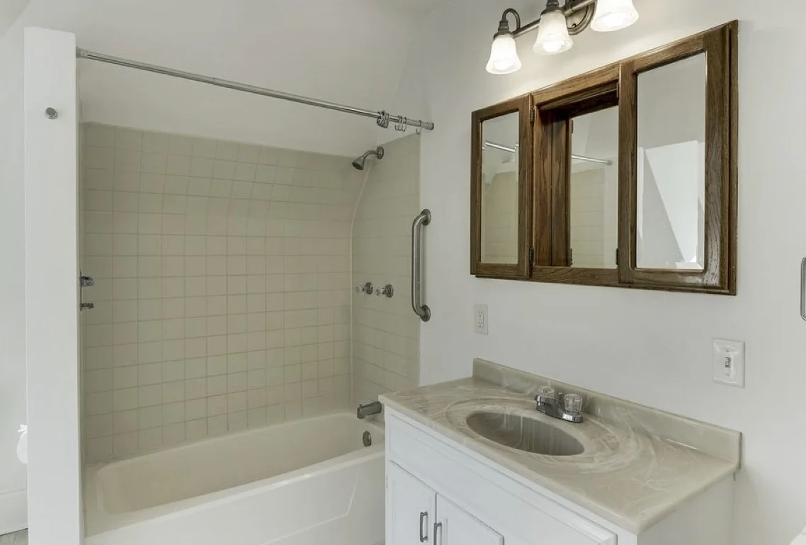 18385 Northome Upper bath.jpg
