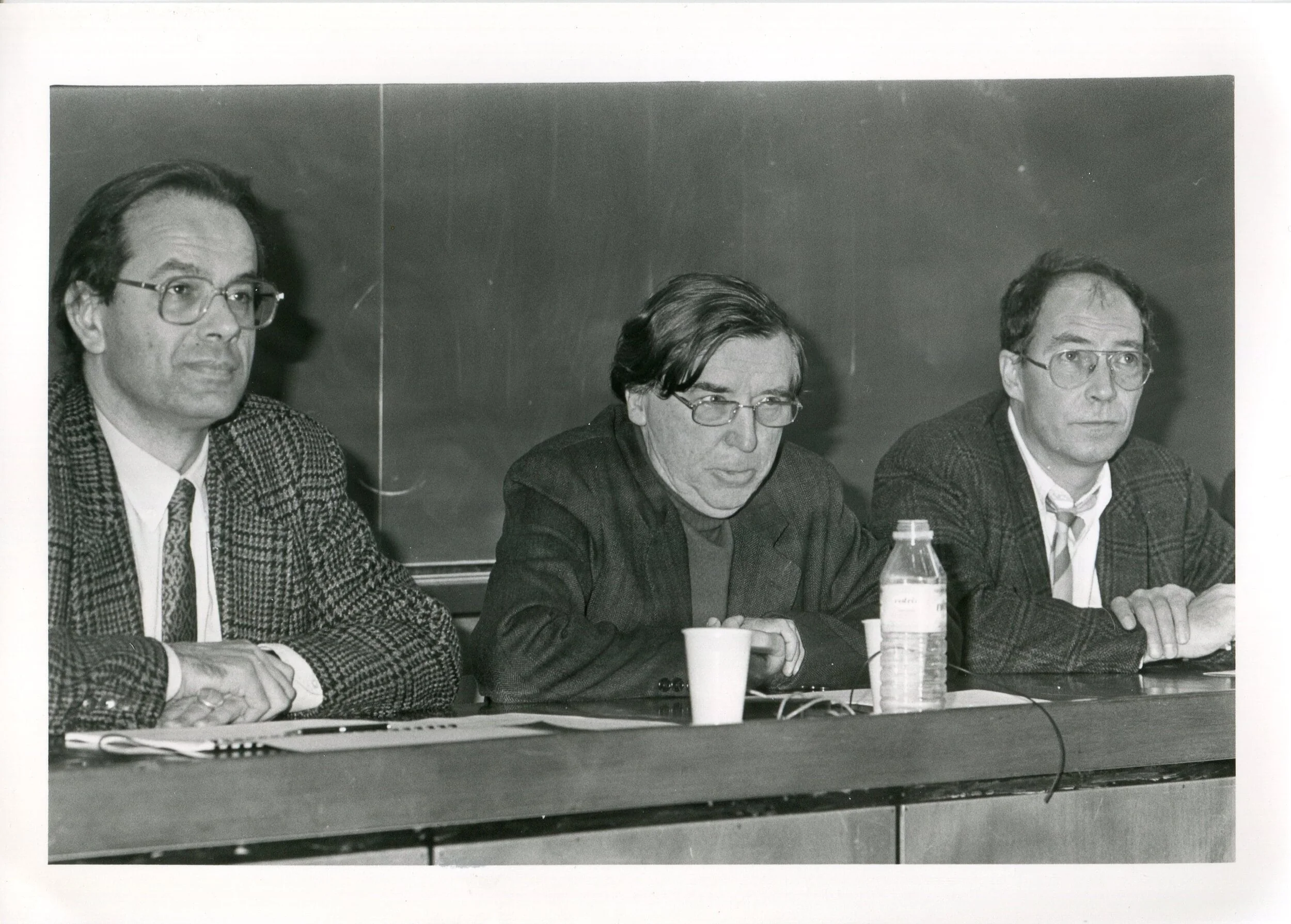 Création des Archives de la critique d’art. Manifestation inaugurale, Université Rennes 2, 16 décembre 1989. De gauche à droite : Jacques Leenhardt, Michel Ragon et Thierry de Duve, photographe : Loïc Lamandé, archives internes ACA, collection INHA – Archives de la critique d’art. D.R.