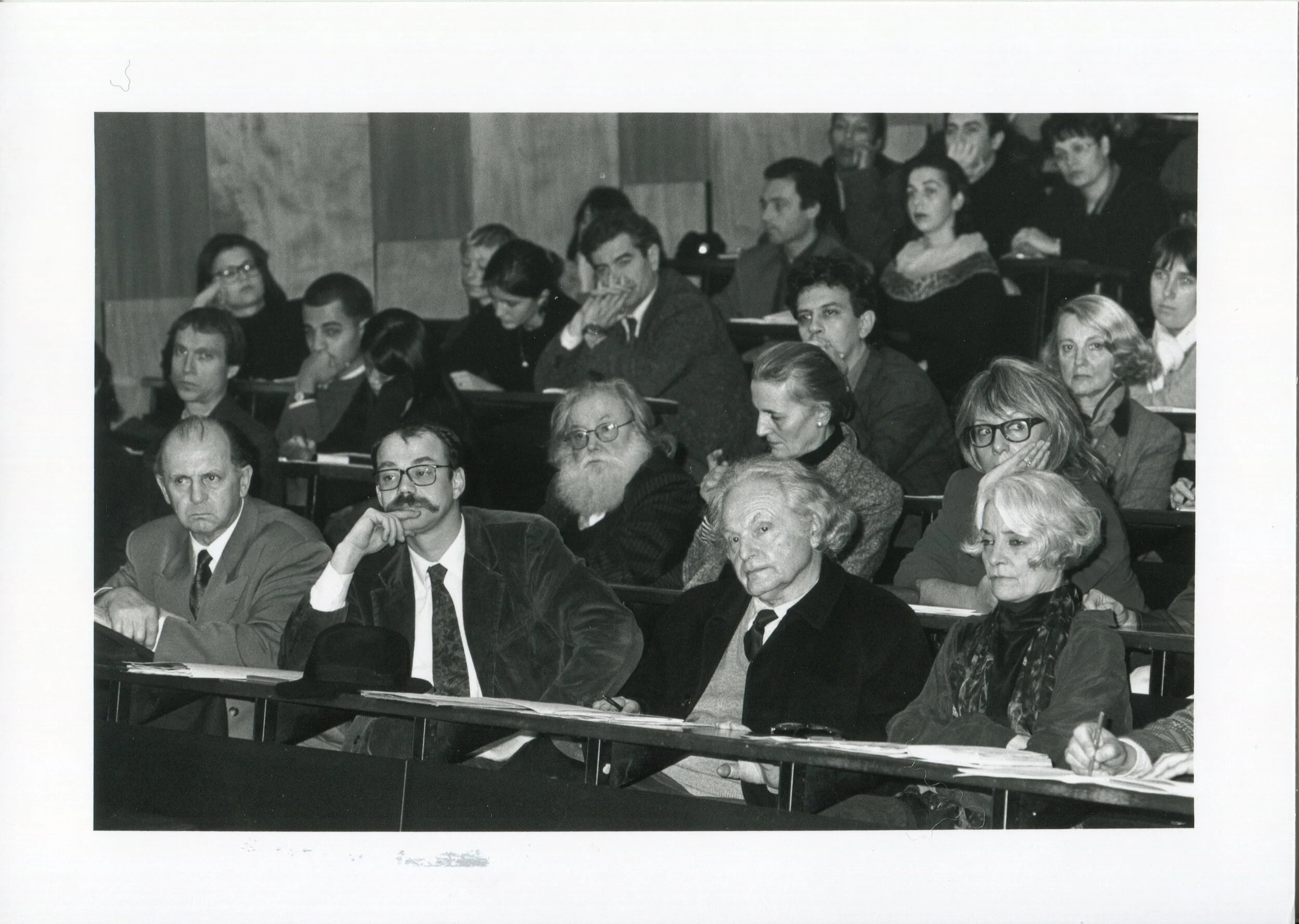 Colloque La Critique d'art en Europe, Université Rennes 2, 20 novembre 1992. De gauche à droite, premier rang : Pierre Le Treut, Harry Bellet, Frank Popper, Marie-Odile Briot: deuxième rang : Pierre Restany et José-Anne Decock-Restany: troisième rang : Ramon Tió Bellido, Anne Dagbert, photographe : Loïc Lamandé, archives internes ACA, collection INHA – Archives de la critique d’art. D.R.