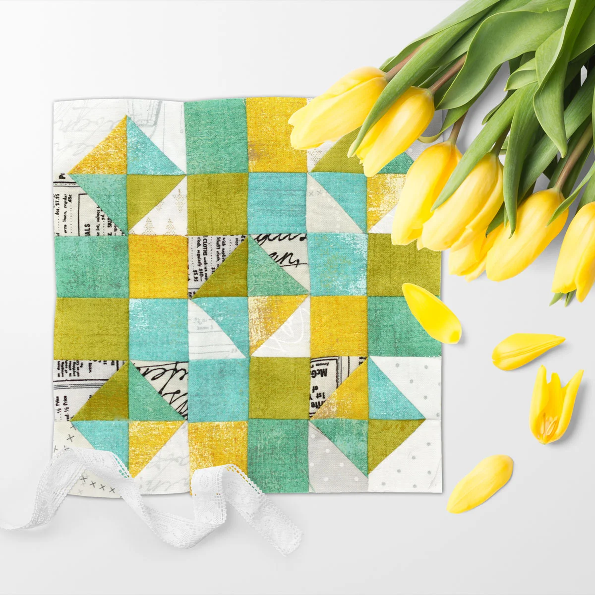 Free quilt along Blockheads 2018, Block 24: Kaleidoscope Fabrics used in the block are from Moda, Basic Grey GRUNGE and Zen Chic PAPER
