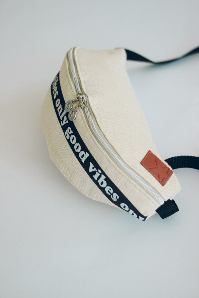 Create this unique, stylish fanny pack with Zen Chic’s Mochi Linen and a free pattern from Milliblu’s.
