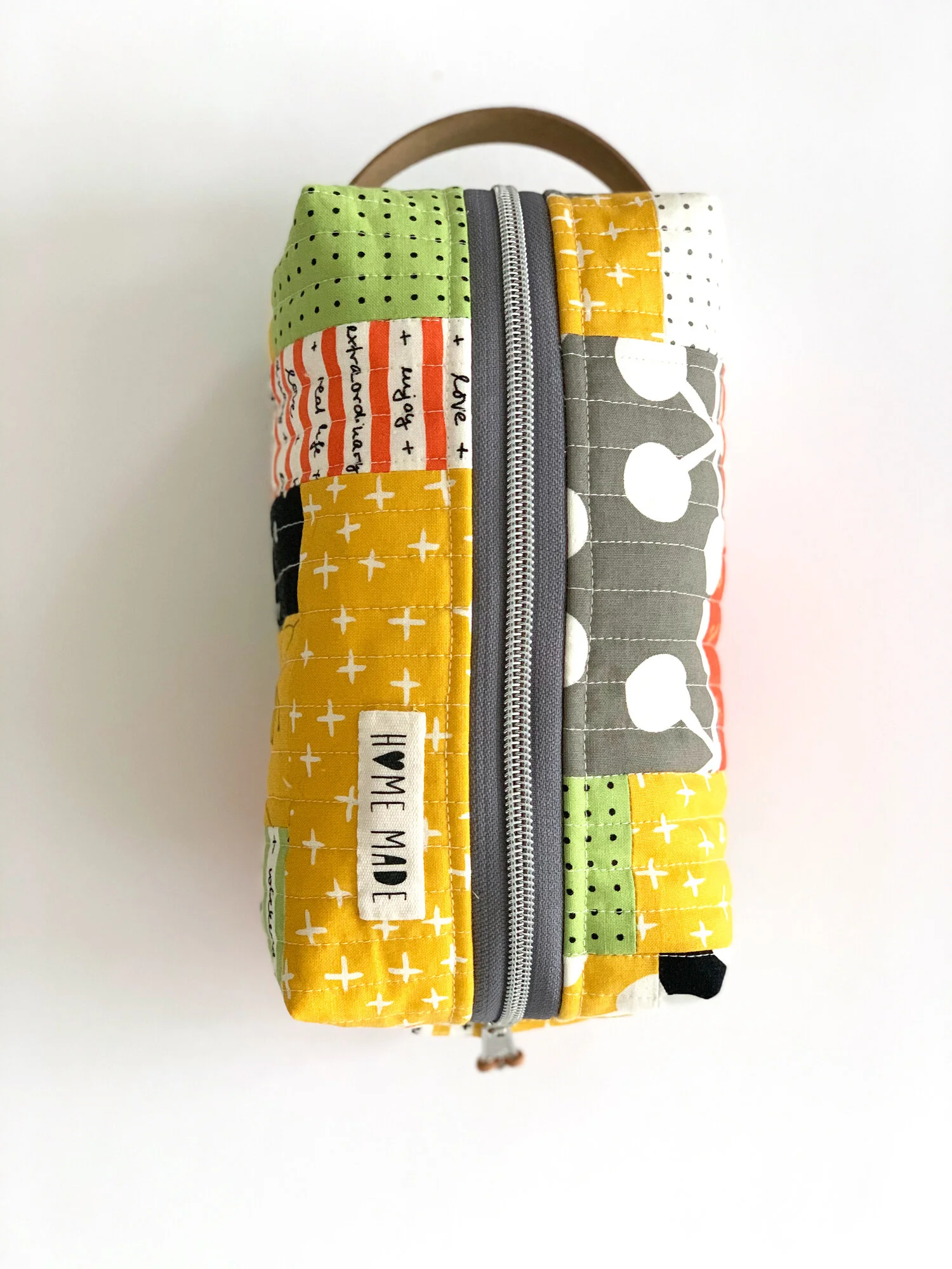 Make a boxy pouch from fabric scraps - Download the free pattern