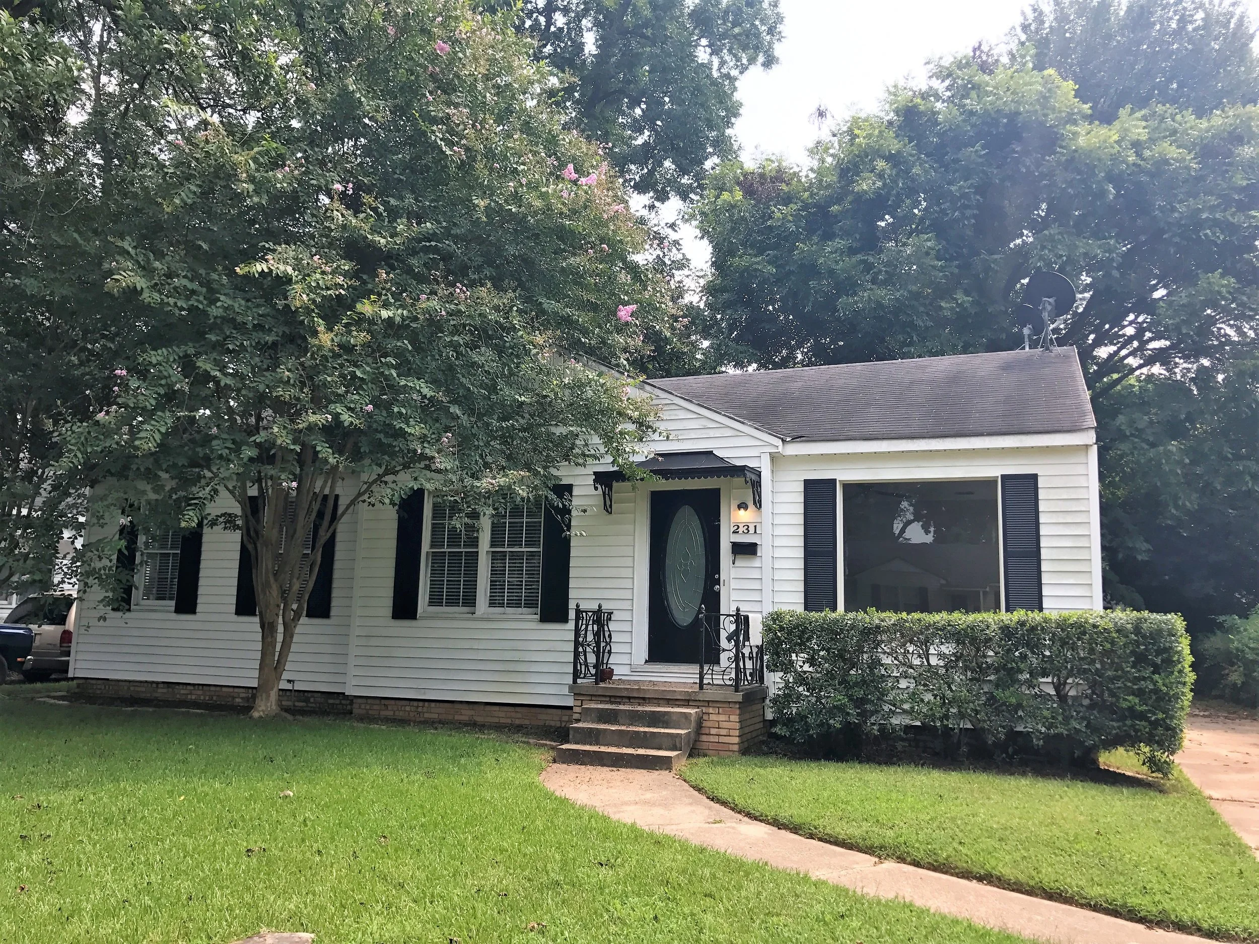 3 Beds 1 Bath 1,361 Sq Feet $132,000