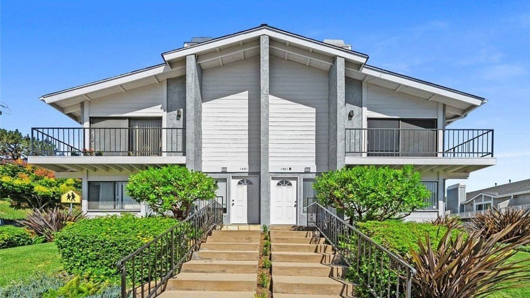 ✨#SOLD This charming corner-lot townhome offers 3 beds, 2 baths, and a spacious layout that&rsquo;s perfect for modern living. The first level features 2 bedrooms, a full bath, and direct access to a large double garage, while the upper level boasts 