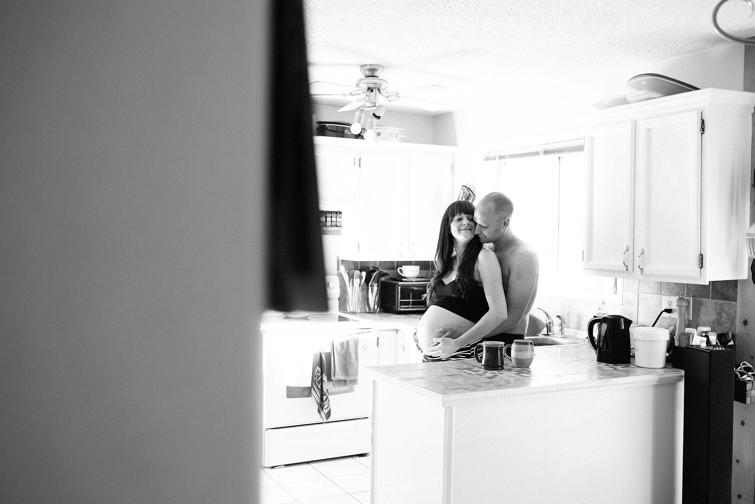 Maternity Photos | Hanging out at Home