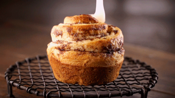 ChicagoFoodPhotographerCinnamonRollsLShort.gif