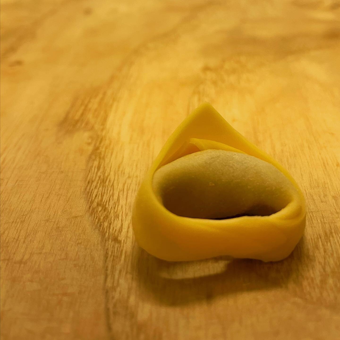 Tortellino. 
Prova d&rsquo;artista. 1 di 21000 (circa)
Tecnica mista. 
Farina, uova, carne, formaggio su legno. #food #foodporn #ravioliamilano #ravioli #pastificiobertoni