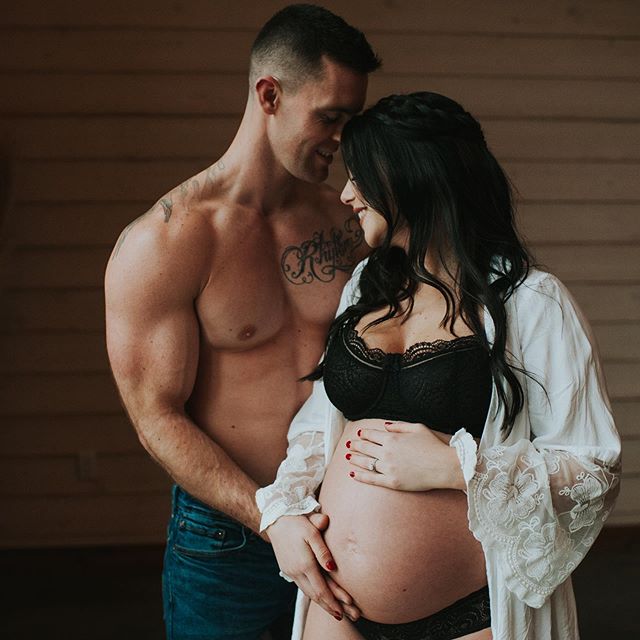 Here&rsquo;s a sweet little treat to get you through your Monday afternoon 🔥
.
.
When the daddy-to-be decided to whip off his shirt and get in on this gorgeous mama&rsquo;s bump session...no objections here! I don&rsquo;t know about you but I&rsquo;