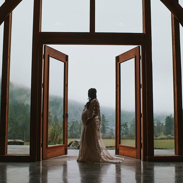 I will never, ever tire of this view. In every season, and time of day looking out into valley below is sure to take your breath away. A perfect spot for a striking portrait of beautiful mama. I love when clients treat themselves to a little extra sp